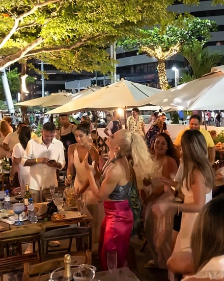 Clientes dançando no Réveillon do Sir Fisher Praia