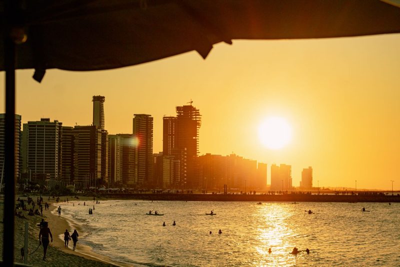 Pôr do sol na Avenida Beira Mar, em Fortaleza, visto do quiosque do Sir Fisher